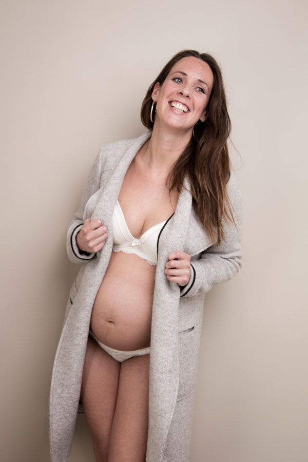 zwangerschaps fotoshoot spontane vrouw lichte ruimte