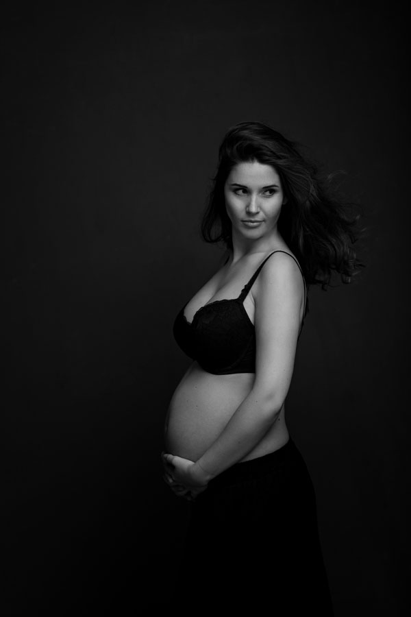 Zwanger fotoshoot donker vrouw in bh