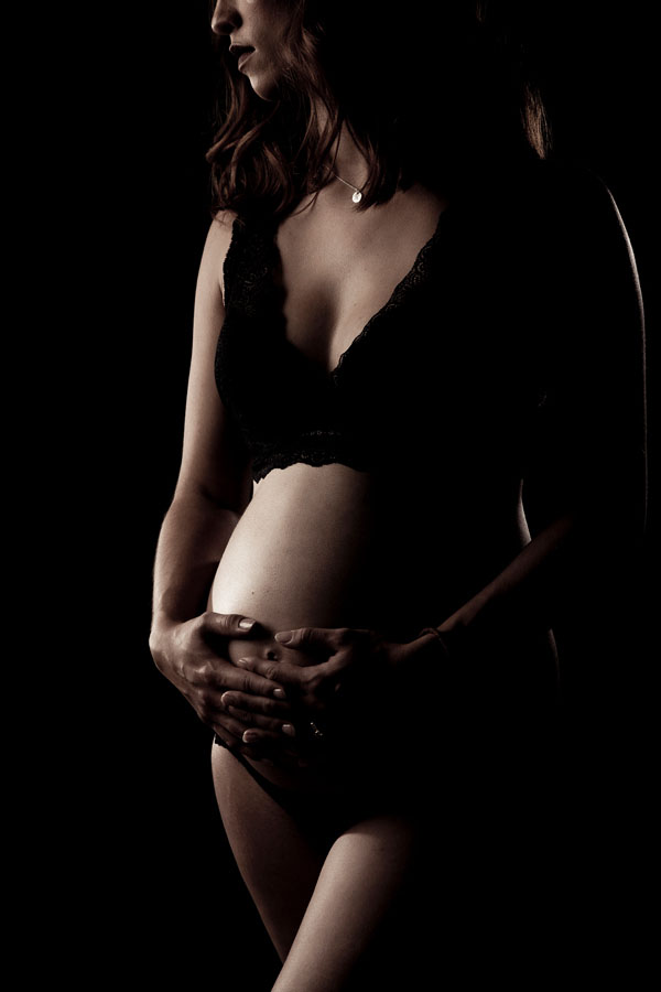 donkere zwangerschap shoot accent op buik vrouw