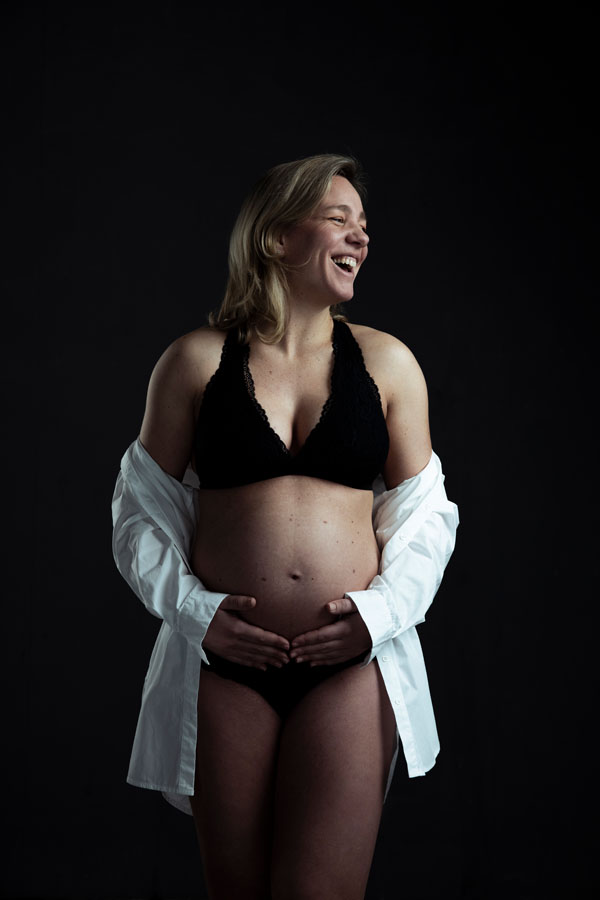 fotoshoot spontaan zwangerschap vrouw in blouse