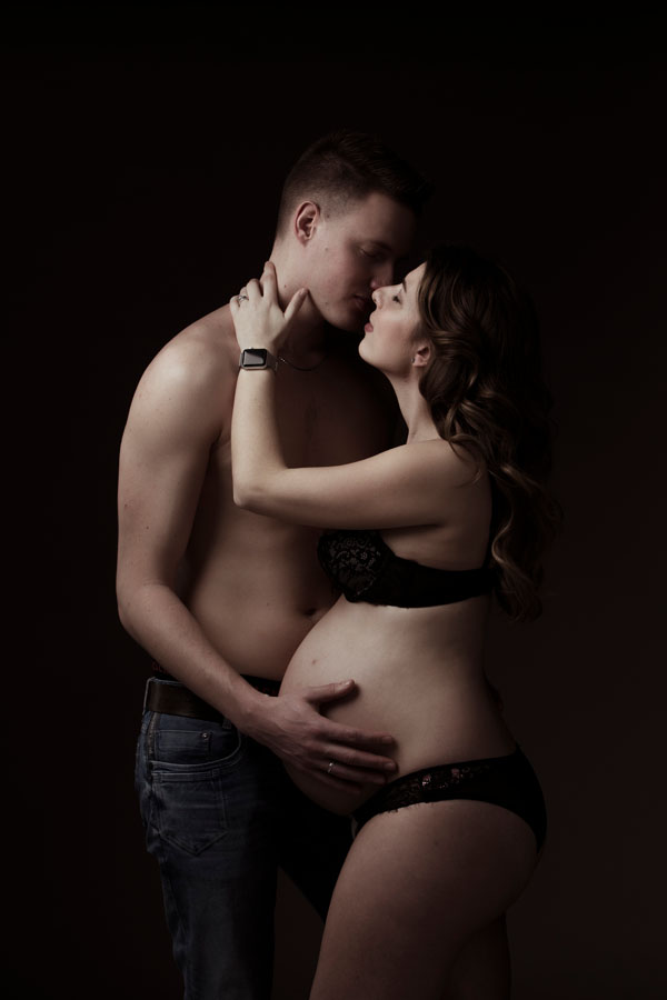intieme zwangerschap fotoshoot partner lingerie