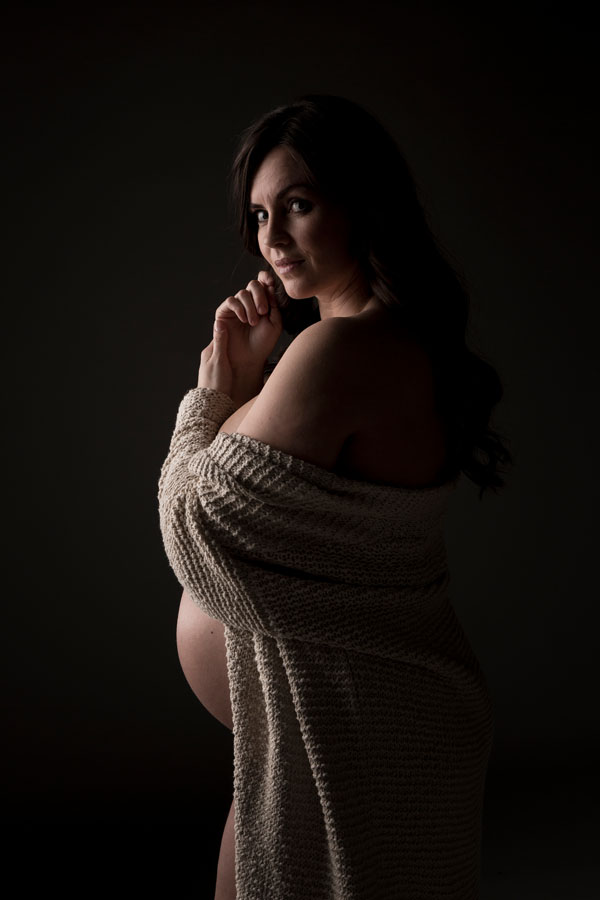 intieme zwangerschaps fotoshoot vrouw in het donker