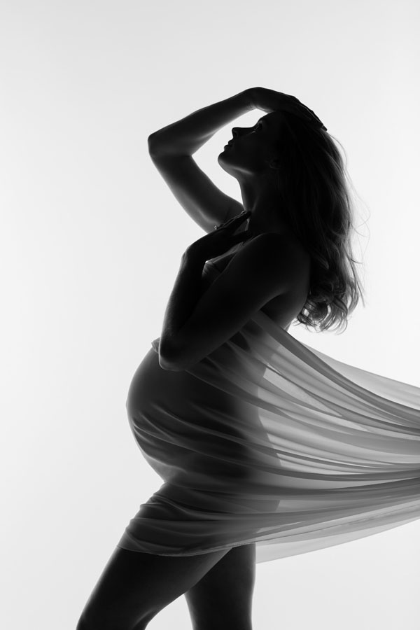 sexy zwangere vrouw met doek