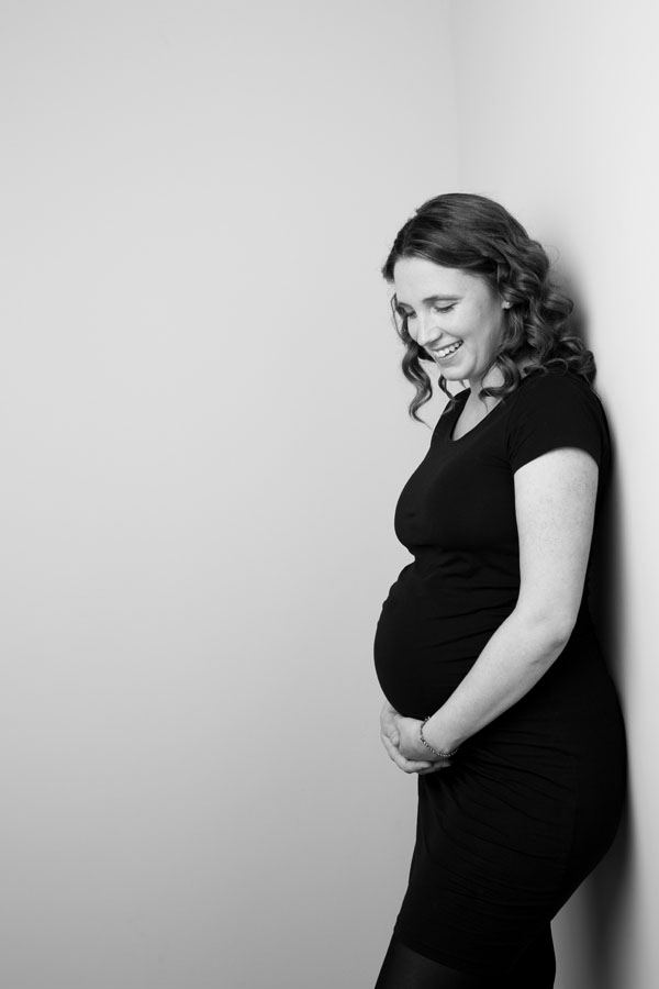 spontane zwangerschaps fotoshoot vrouw zwart wit