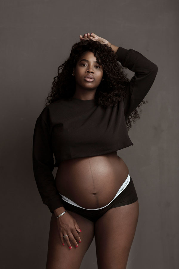 zwangerschaps fotoshoot donkere vrouw met krullen