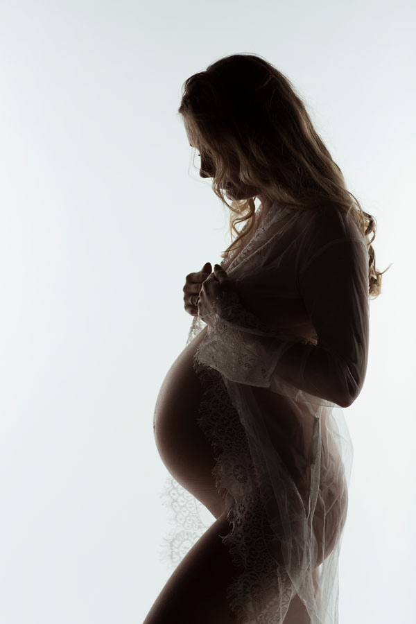 zwangerschaps fotoshoot vrouw silhouet