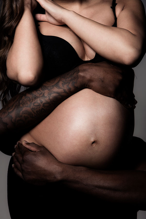 zwangerschap fotoshoot met armen van man om buik