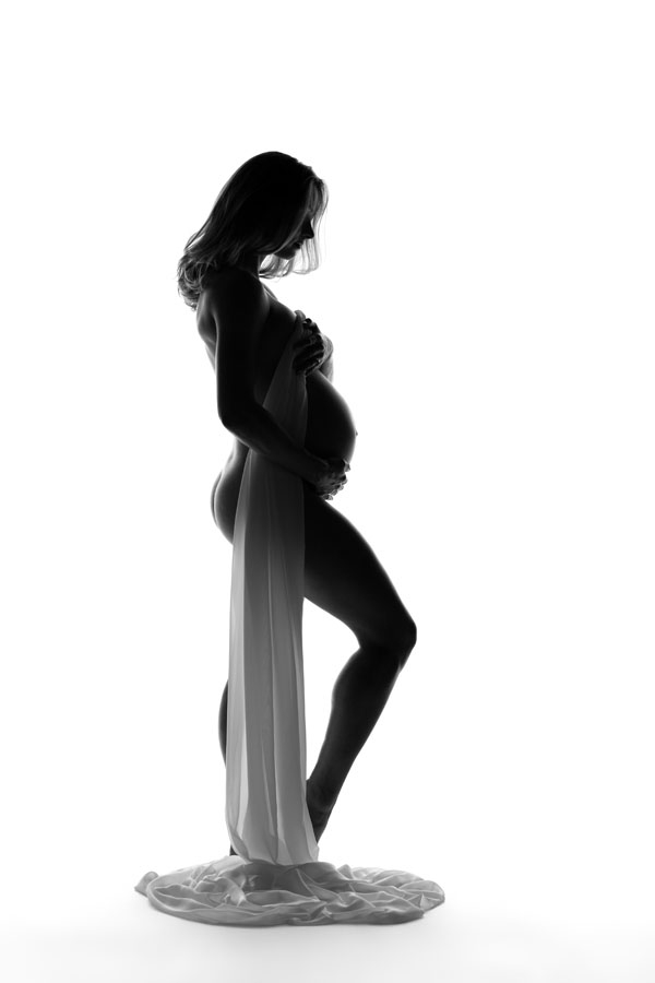 zwangerschaps fotoshoot met doek zwart wit